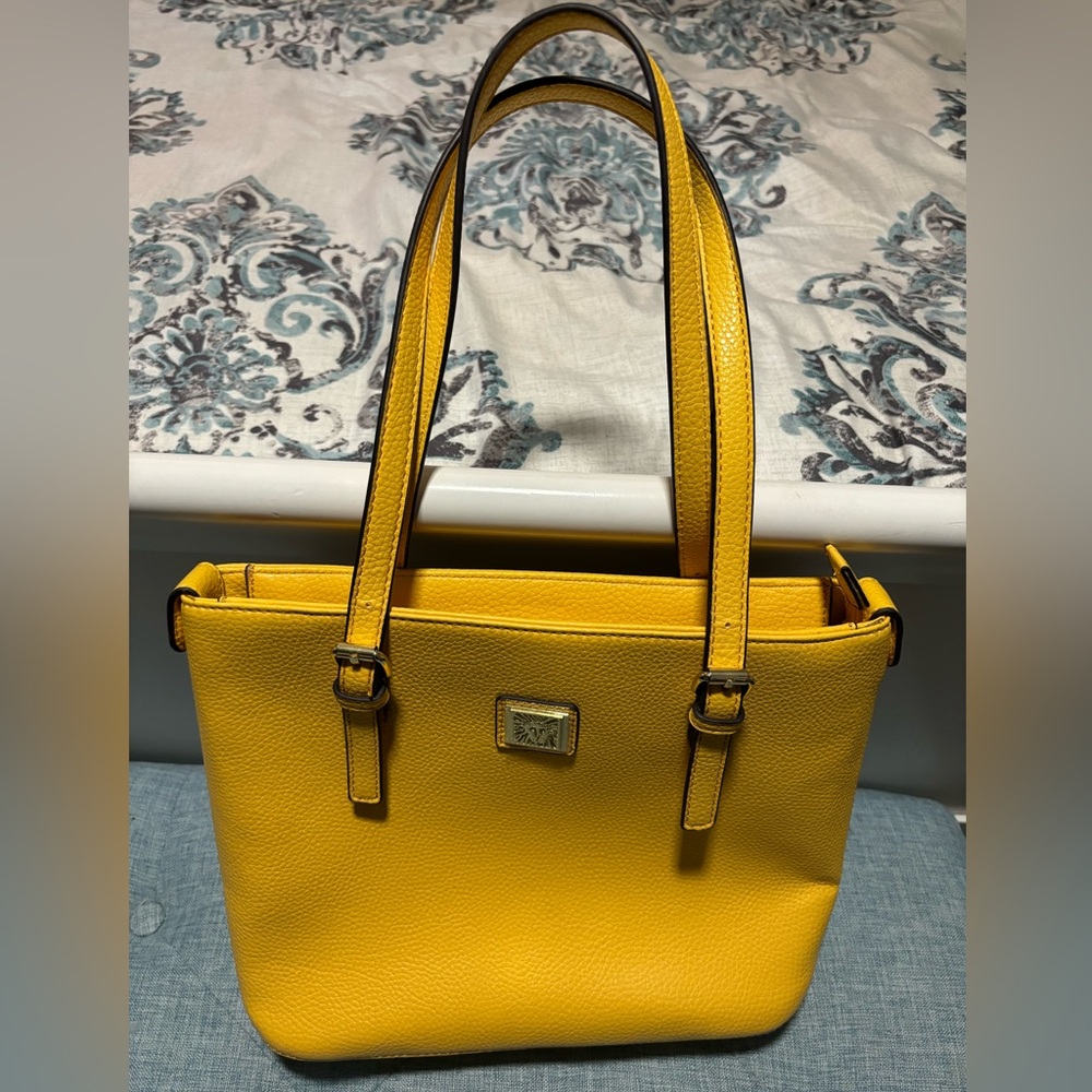 BNWOT YELLOW ANNE KLEIN HAND BAG